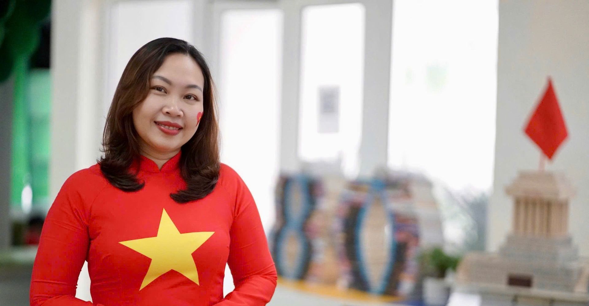 Nhà giáo Phùng Quỳnh Nga - Phó Hiệu trưởng Trường THCS Thanh Xuân - thành phố Hà Nội. Nhà giáo Phùng Quỳnh Nga - Phó Hiệu trưởng Trường THCS Thanh Xuân - thành phố Hà Nội.