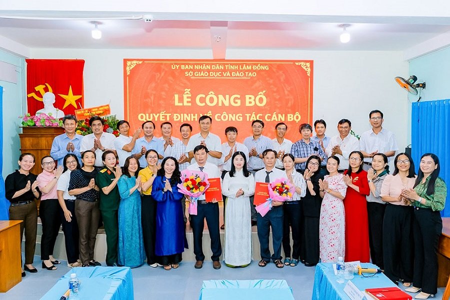 Đại biểu v&agrave; tập thể hội đồng sư phạm Trường THPT H&ograve;a Đa chụp h&igrave;nh lưu niệm.
