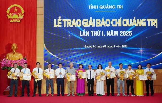 Đại diện lãnh đạo Ban Tuyên giáo Tỉnh ủy và Hội Nhà báo Việt Nam tỉnh, Báo và phát thanh, truyền hình Quảng Trị trao giải C cho các tác giả, nhóm tác giả Đại diện lãnh đạo Ban Tuyên giáo Tỉnh ủy và Hội Nhà báo Việt Nam tỉnh, Báo và phát thanh, truyền hình Quảng Trị trao giải C cho các tác giả, nhóm tác giả