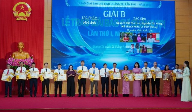 Đại diện lãnh đạo Ban Tuyên giáo Tỉnh ủy và Hội Nhà báo Việt Nam tỉnh, Báo và phát thanh, truyền hình Quảng Trị trao giải C cho các tác giả, nhóm tác giả. (Ảnh: Đặng Hà) Đại diện lãnh đạo Ban Tuyên giáo Tỉnh ủy và Hội Nhà báo Việt Nam tỉnh, Báo và phát thanh, truyền hình Quảng Trị trao giải C cho các tác giả, nhóm tác giả. (Ảnh: Đặng Hà)