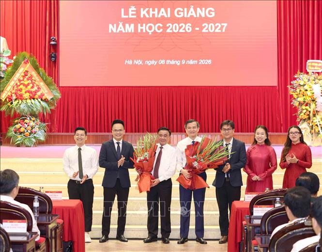 Đại diện học vi&ecirc;n tặng hoa ch&uacute;c mừng Thường trực Ban B&iacute; thư Trần Cẩm T&uacute; v&agrave; Gi&aacute;m đốc Học viện Ch&iacute;nh trị quốc gia Hồ Ch&iacute; Minh Đo&agrave;n Minh Huấn. Ảnh: Phương Hoa/TTXVN