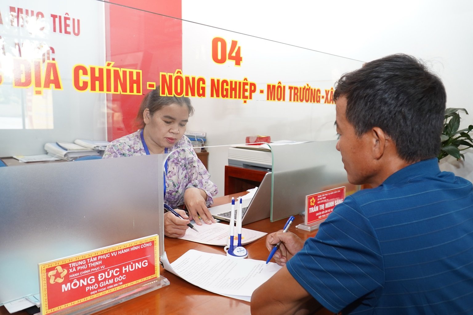 Cán bộ Trung tâm Phục vụ hành chính công xã Phú Thịnh tiếp nhận và giải quyết thủ tục hành chính cho người dân Cán bộ Trung tâm Phục vụ hành chính công xã Phú Thịnh tiếp nhận và giải quyết thủ tục hành chính cho người dân