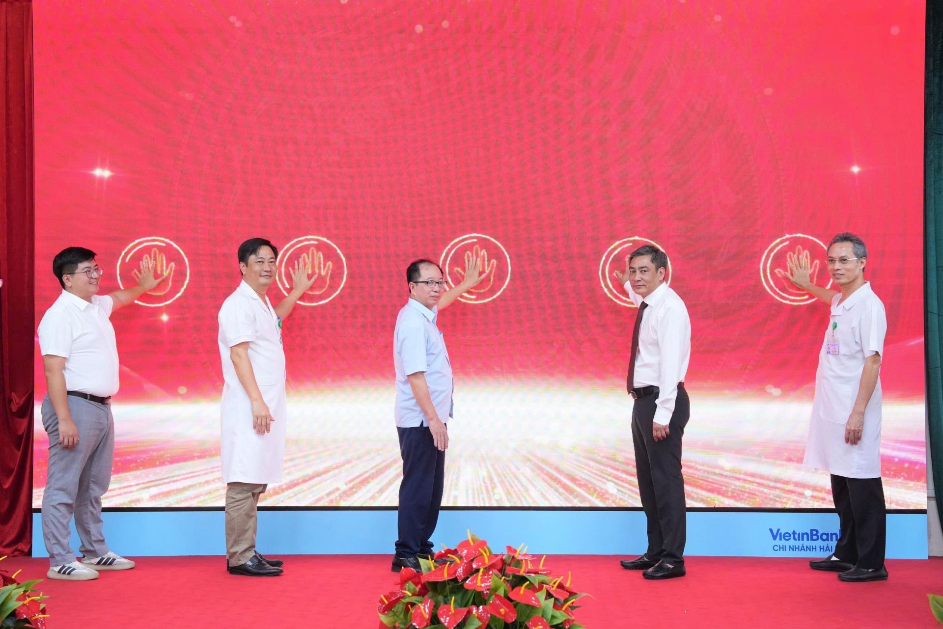 Đại biểu thực hiện nghi thức khởi c&ocirc;ng.