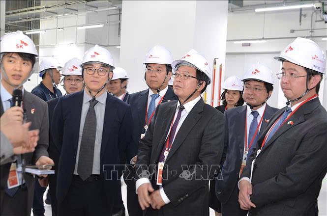 Thứ trưởng Bộ KH&CN B&ugrave;i Ho&agrave;ng Phương c&ugrave;ng đo&agrave;n đại biểu Việt Nam tham quan hạ tầng&nbsp;Trung t&acirc;m GPU "Haein". Ảnh TTXVN