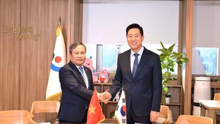 Chủ tịch Ủy ban nh&acirc;n d&acirc;n th&agrave;nh phố H&agrave; Nội Vũ Đại Thắng l&agrave;m việc với Thị trưởng Seoul Oh Se-hoon. (Ảnh: Kh&aacute;nh V&acirc;n/TTXVN)