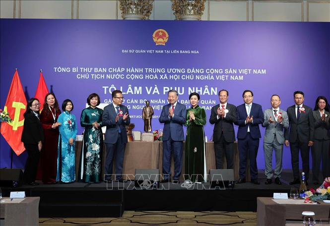 Tổng Bí thư, Chủ tịch nước Tô Lâm tặng quà cho Đại sứ quán và cộng đồng người Việt Nam tại Nga. Ảnh: Thống Nhất/TTXVN Tổng Bí thư, Chủ tịch nước Tô Lâm tặng quà cho Đại sứ quán và cộng đồng người Việt Nam tại Nga. Ảnh: Thống Nhất/TTXVN