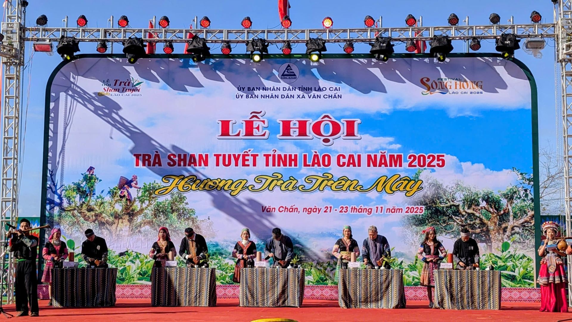 Các trà nhân địa phương trình diễn nghệ thuật pha trà Shan tuyết giữa không gian lễ hội. Các trà nhân địa phương trình diễn nghệ thuật pha trà Shan tuyết giữa không gian lễ hội.