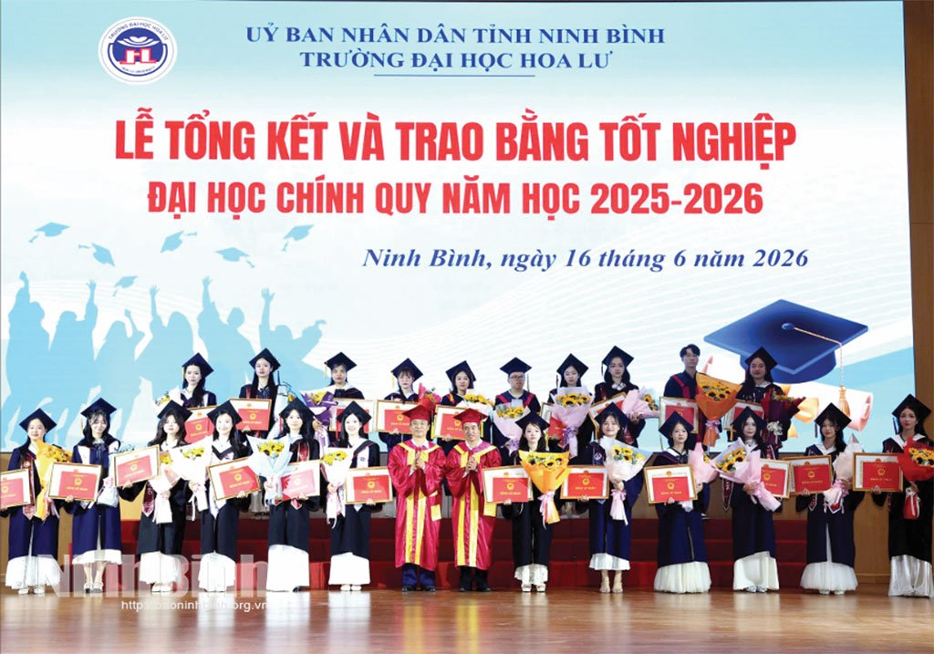 Tháng 6/2026, Trường Đại học Hoa Lư tổng kết và trao Bằng tốt nghiệp Đại học chính quy cho 265 sinh viên khóa D15. Ảnh: Minh Quang Tháng 6/2026, Trường Đại học Hoa Lư tổng kết và trao Bằng tốt nghiệp Đại học chính quy cho 265 sinh viên khóa D15. Ảnh: Minh Quang