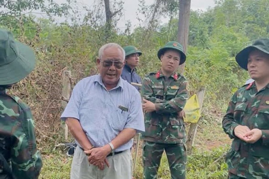 Nhân chứng cùng Đội tìm kiếm hài cốt liệt sĩ đang tìm dấu tích mộ liệt sĩ tại Cồn Tiên Nhân chứng cùng Đội tìm kiếm hài cốt liệt sĩ đang tìm dấu tích mộ liệt sĩ tại Cồn Tiên