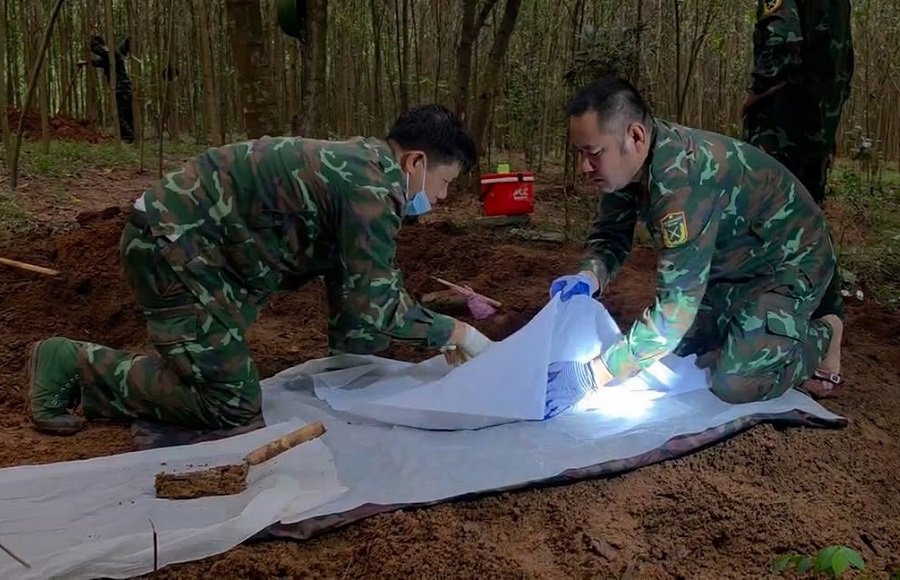 Hài cốt liệt sĩ được Đội tìm kiếm, quy tập hài cốt liệt sĩ số 1 cẩn trọng thu gom, bảo quản sau khi cất bốc Hài cốt liệt sĩ được Đội tìm kiếm, quy tập hài cốt liệt sĩ số 1 cẩn trọng thu gom, bảo quản sau khi cất bốc
