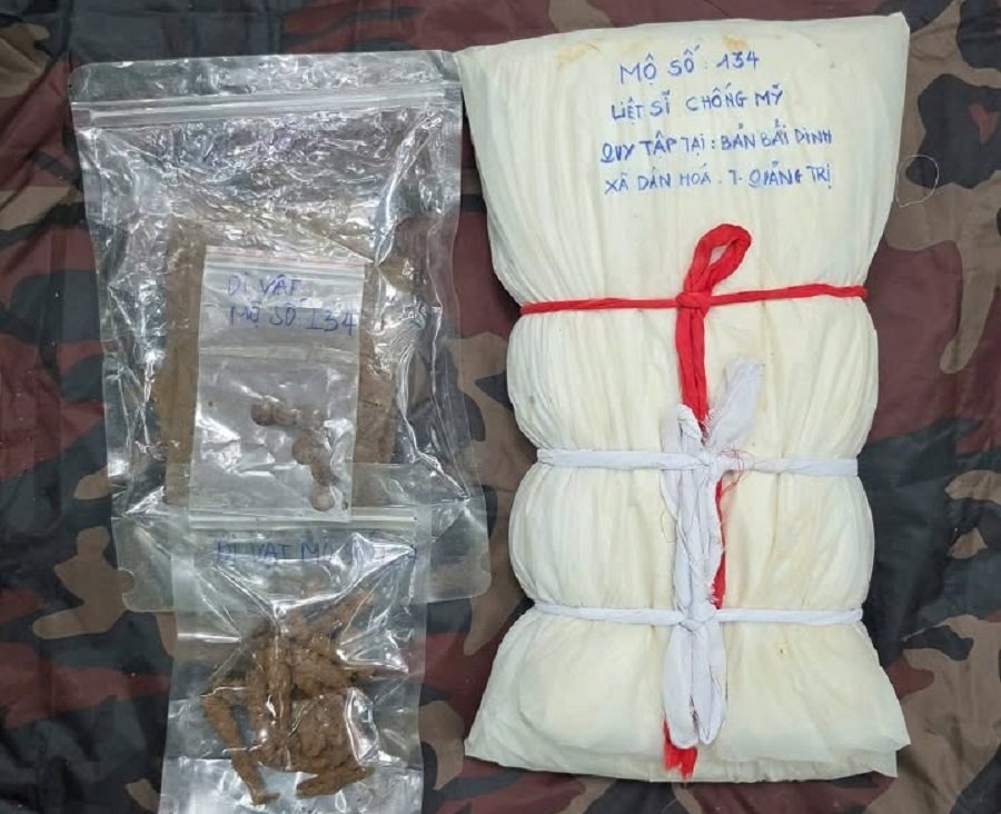 Hài cốt cùng nhiều di vật được tìm thấy, cất bốc và quy tập tại bản Bãi Dinh Hài cốt cùng nhiều di vật được tìm thấy, cất bốc và quy tập tại bản Bãi Dinh
