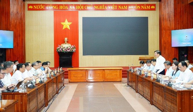 EVN và Quảng Trị bàn giải pháp giải tỏa công suất nguồn điện. EVN và Quảng Trị bàn giải pháp giải tỏa công suất nguồn điện.