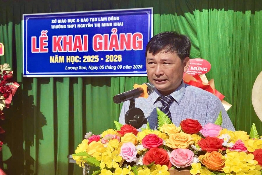 Thầy V&otilde; Ho&agrave;i Khi&ecirc;m, Hiệu trưởng Trường THPT Nguyễn Thị Minh Khai đọc diễn văn khai giảng năm học mới.