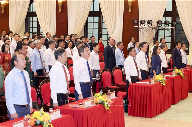 Đại biểu dự khai giảng thực hiện nghi thức ch&agrave;o cờ. Ảnh: Phương Hoa/TTXVN