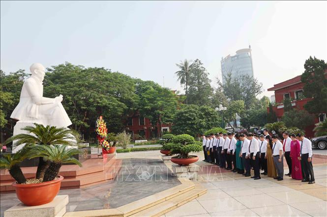C&aacute;n bộ, giảng vi&ecirc;n Học viện Ch&iacute;nh trị quốc gia Hồ Ch&iacute; Minh d&acirc;ng hoa tưởng niệm Chủ tịch Hồ Ch&iacute; Minh trước Lễ khai giảng năm học mới. Ảnh: Phương Hoa/TTXVN.