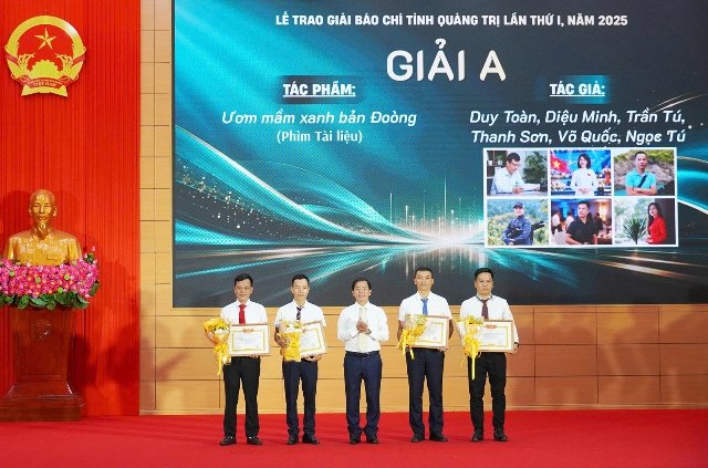 Trao giải A cho nhóm tác giả Báo và phát thanh, truyền hình Quảng Trị. Trao giải A cho nhóm tác giả Báo và phát thanh, truyền hình Quảng Trị.