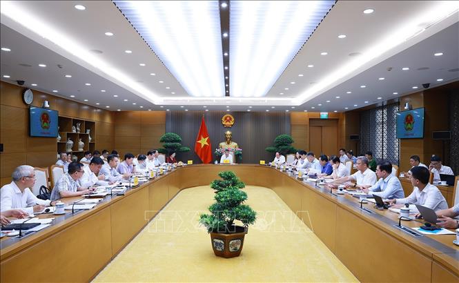 Thủ tướng L&ecirc; Minh Hưng l&agrave;m việc với l&atilde;nh đạo Bộ Y tế v&agrave; c&aacute;c bộ về dự thảo sửa đổi, bổ sung một số điều của luật trong lĩnh vực y tế. Ảnh: Dương Giang/TTXVN
