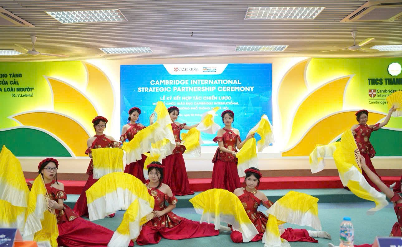 Sự kiện mở đầu bằng các tiết mục văn nghệ đặc sắc do học sinh Trường THCS Thanh Xuân biểu diễn, tạo dựng không khí trang trọng nhưng tràn đầy năng lượng tươi trẻ. Sự kiện mở đầu bằng các tiết mục văn nghệ đặc sắc do học sinh Trường THCS Thanh Xuân biểu diễn, tạo dựng không khí trang trọng nhưng tràn đầy năng lượng tươi trẻ.