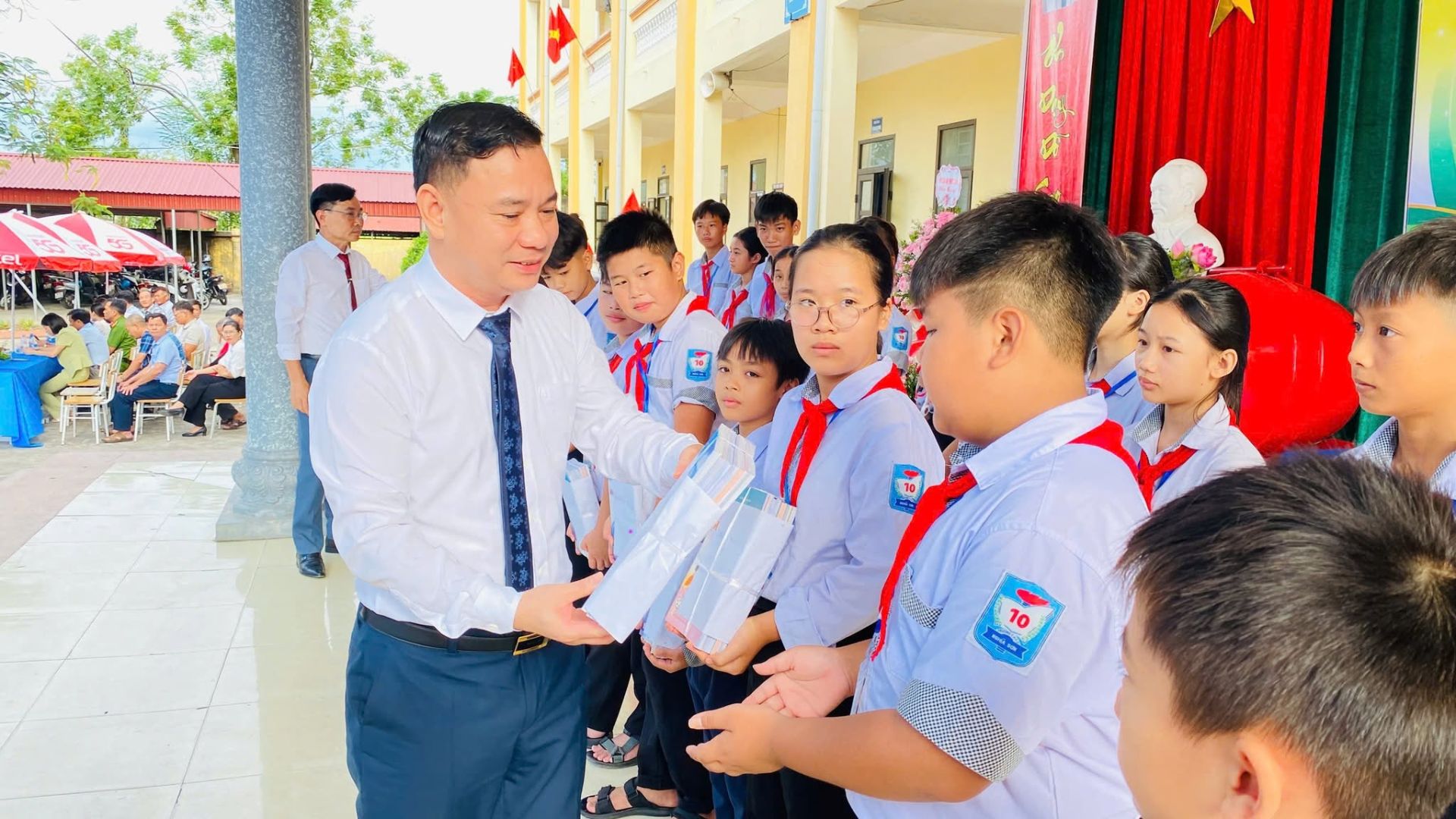 tặng sách giáo khoa cho học sinh có hoàn cảnh khó khăn tặng sách giáo khoa cho học sinh có hoàn cảnh khó khăn