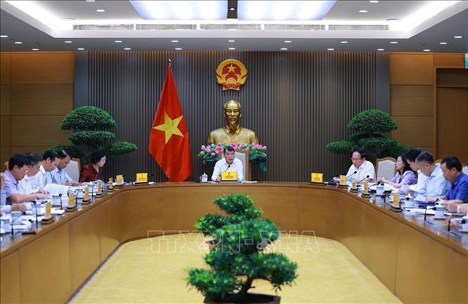 Thủ tướng L&ecirc; Minh Hưng l&agrave;m việc với l&atilde;nh đạo Bộ Y tế v&agrave; c&aacute;c bộ về dự thảo sửa đổi, bổ sung một số điều của luật trong lĩnh vực y tế. Ảnh: Dương Giang/TTXVN
