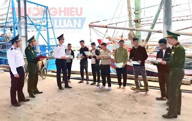 Các đơn vị tuyên truyền, cấp phát tờ rơi, cờ tổ tại các tàu cá. Ảnh: Văn Sáu Các đơn vị tuyên truyền, cấp phát tờ rơi, cờ tổ tại các tàu cá. Ảnh: Văn Sáu