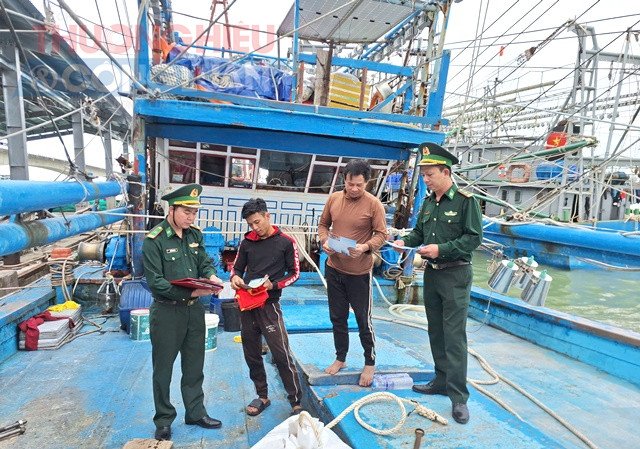 Các đơn vị tuyên truyền, cấp phát tờ rơi, cờ tổ tại các tàu cá. Ảnh: Văn Sáu. Các đơn vị tuyên truyền, cấp phát tờ rơi, cờ tổ tại các tàu cá. Ảnh: Văn Sáu.