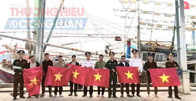 Các đơn vị tuyên truyền, cấp phát tờ rơi, cờ tổ tại các tàu cá. Ảnh: Văn Sáu. Các đơn vị tuyên truyền, cấp phát tờ rơi, cờ tổ tại các tàu cá. Ảnh: Văn Sáu.