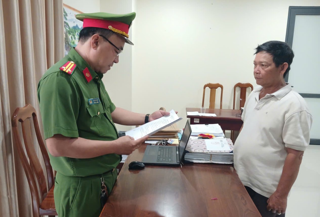 Cơ quan Cảnh sát điều tra Công an tỉnh An Giang tống đạt quyết định khởi tố bị can Võ Thành Tám. Ảnh: Công an cung cấp Cơ quan Cảnh sát điều tra Công an tỉnh An Giang tống đạt quyết định khởi tố bị can Võ Thành Tám. Ảnh: Công an cung cấp