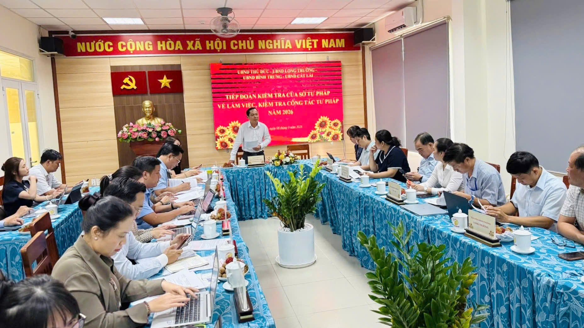 Đoàn công tác Sở Tư pháp TP.HCM làm việc, kiểm tra công tác tư pháp năm 2026 tại cụm các phường Thủ Đức, Cát Lái, Bình Trưng và Long Trường. Đoàn công tác Sở Tư pháp TP.HCM làm việc, kiểm tra công tác tư pháp năm 2026 tại cụm các phường Thủ Đức, Cát Lái, Bình Trưng và Long Trường.