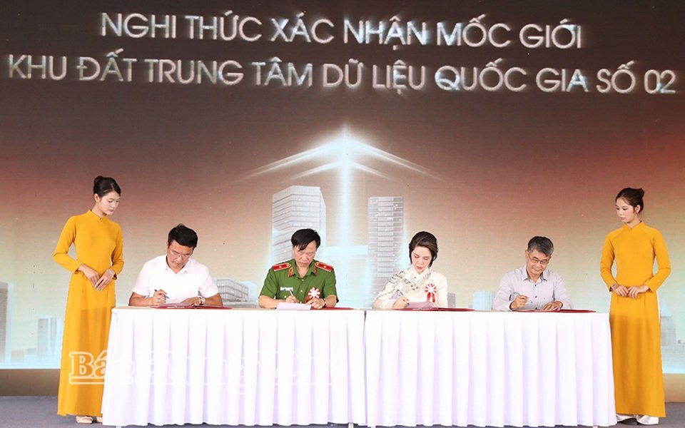Đại diện lãnh đạo các đơn vị ký kết xác nhận mốc giới khu đất Trung tâm dữ liệu quốc gia số 02. (Ảnh báo HY) Đại diện lãnh đạo các đơn vị ký kết xác nhận mốc giới khu đất Trung tâm dữ liệu quốc gia số 02. (Ảnh báo HY)