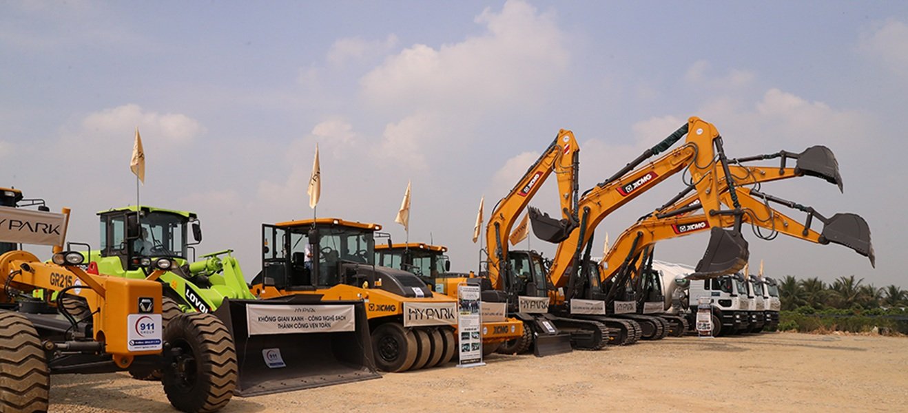 Các phương tiện sẵn sàng thi công dự án. (Ảnh Đào Ban) Các phương tiện sẵn sàng thi công dự án. (Ảnh Đào Ban)