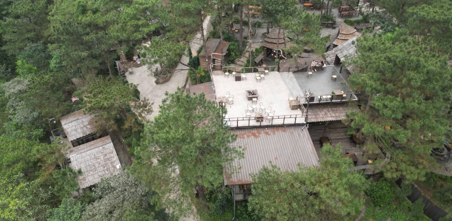 Tổ hợp homestay - cafe - nh&agrave; h&agrave;ng Đồi LLum, một trong những địa điểm kinh doanh nghỉ dưỡng lớn tại khu vực hồ Đồng Đ&ograve;.