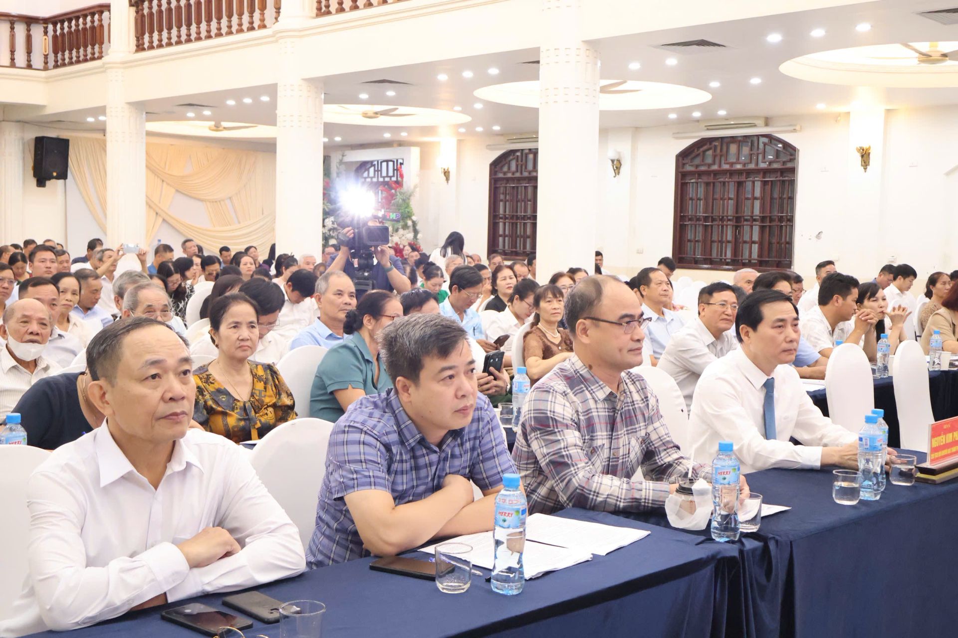 Đại biểu dự hội nghị. Đại biểu dự hội nghị.
