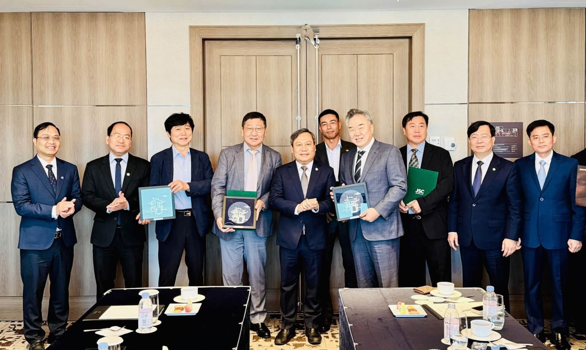 Chủ tịch UBND th&agrave;nh phố H&agrave; Nội Vũ Đại Thắng c&ugrave;ng Đo&agrave;n c&ocirc;ng t&aacute;c v&agrave; đại diện c&aacute;c đối t&aacute;c H&agrave;n Quốc trong chương tr&igrave;nh l&agrave;m việc th&uacute;c đẩy hợp t&aacute;c đầu tư.