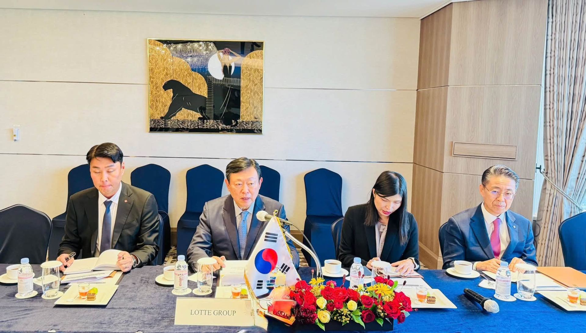 Đại diện Tập đo&agrave;n Lotte trao đổi tại buổi l&agrave;m việc với Đo&agrave;n c&ocirc;ng t&aacute;c th&agrave;nh phố H&agrave; Nội về định hướng mở rộng đầu tư trong lĩnh vực thương mại, dịch vụ v&agrave; ph&aacute;t triển đ&ocirc; thị.