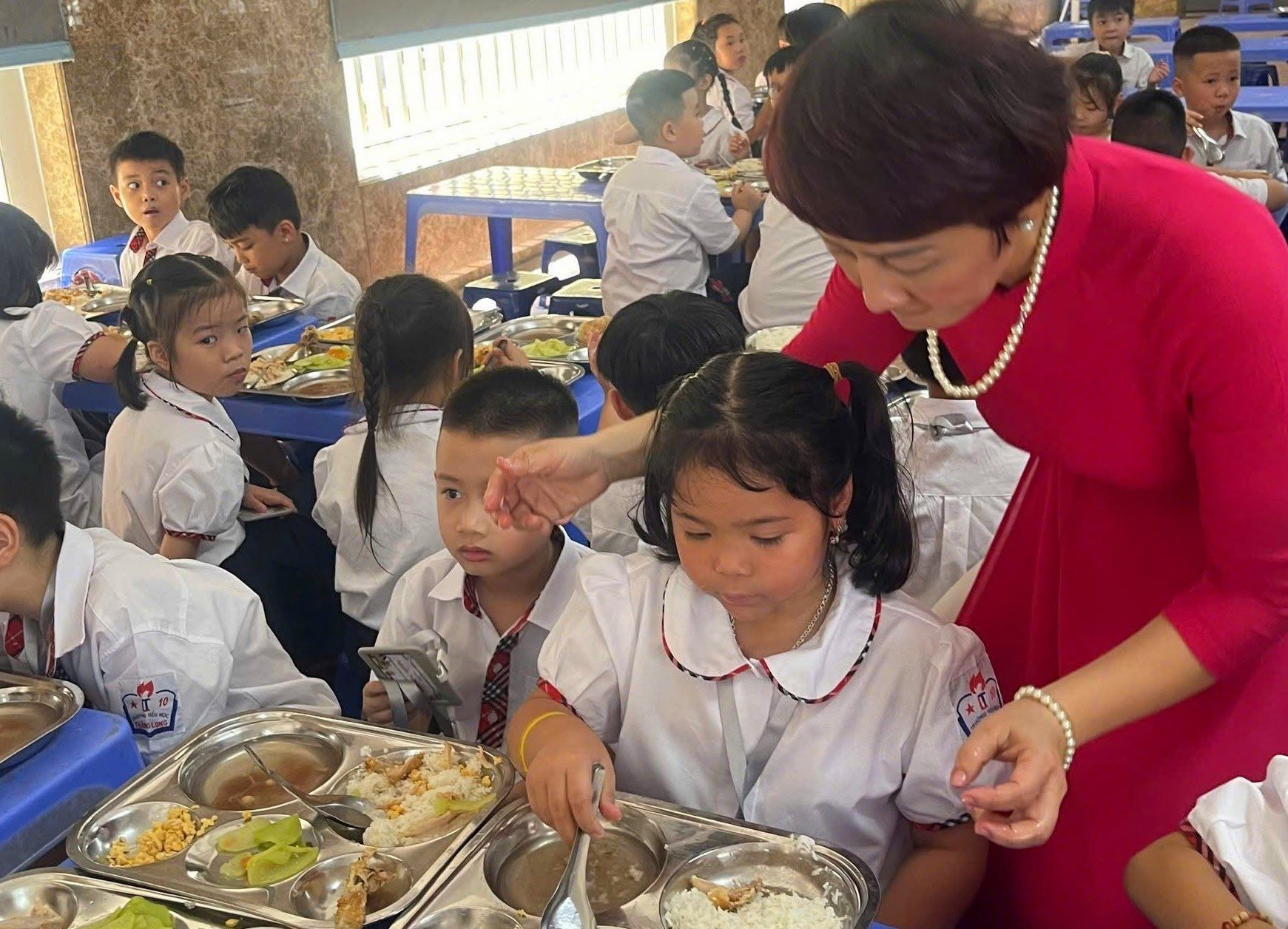 Một bữa ăn bán trú của học sinh Trường Tiểu học Thăng Long (Hoàn Kiếm, Hà Nội). Ảnh: Tuấn Ngọc Một bữa ăn bán trú của học sinh Trường Tiểu học Thăng Long (Hoàn Kiếm, Hà Nội). Ảnh: Tuấn Ngọc