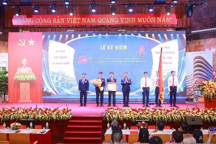 Đ/c Đặng Kh&aacute;nh To&agrave;n, Ủy vi&ecirc;n BCHTW Đảng, Ph&oacute; B&iacute; thư Thường trực Đảng ủy, Ph&oacute; Ch&aacute;nh Văn ph&ograve;ng Trung ương Đảng trao Hu&acirc;n chương Lao động hạng ba