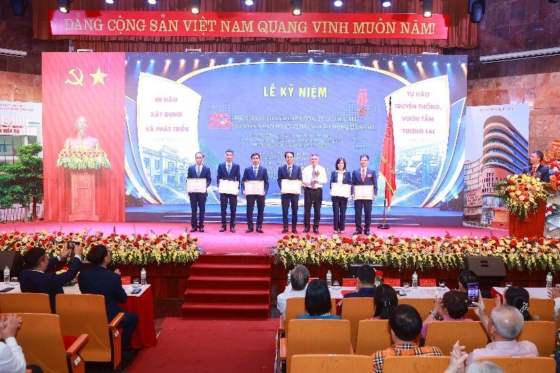 Đ/c Đặng Kh&aacute;nh To&agrave;n, Ph&oacute; Ch&aacute;nh Văn ph&ograve;ng Trung ương Đảng trao Bằng khen của Ch&aacute;nh Văn ph&ograve;ng Trung ương Đảng cho c&aacute;c c&aacute; nh&acirc;n xuất sắc