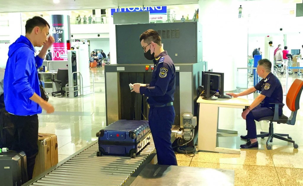 Hoạt động nghiệp vụ của c&ocirc;ng chức Hải quan cửa khẩu quốc tế s&acirc;n bay Nội B&agrave;i, Chi cục Hải quan khu vực I. Ảnh: NL
