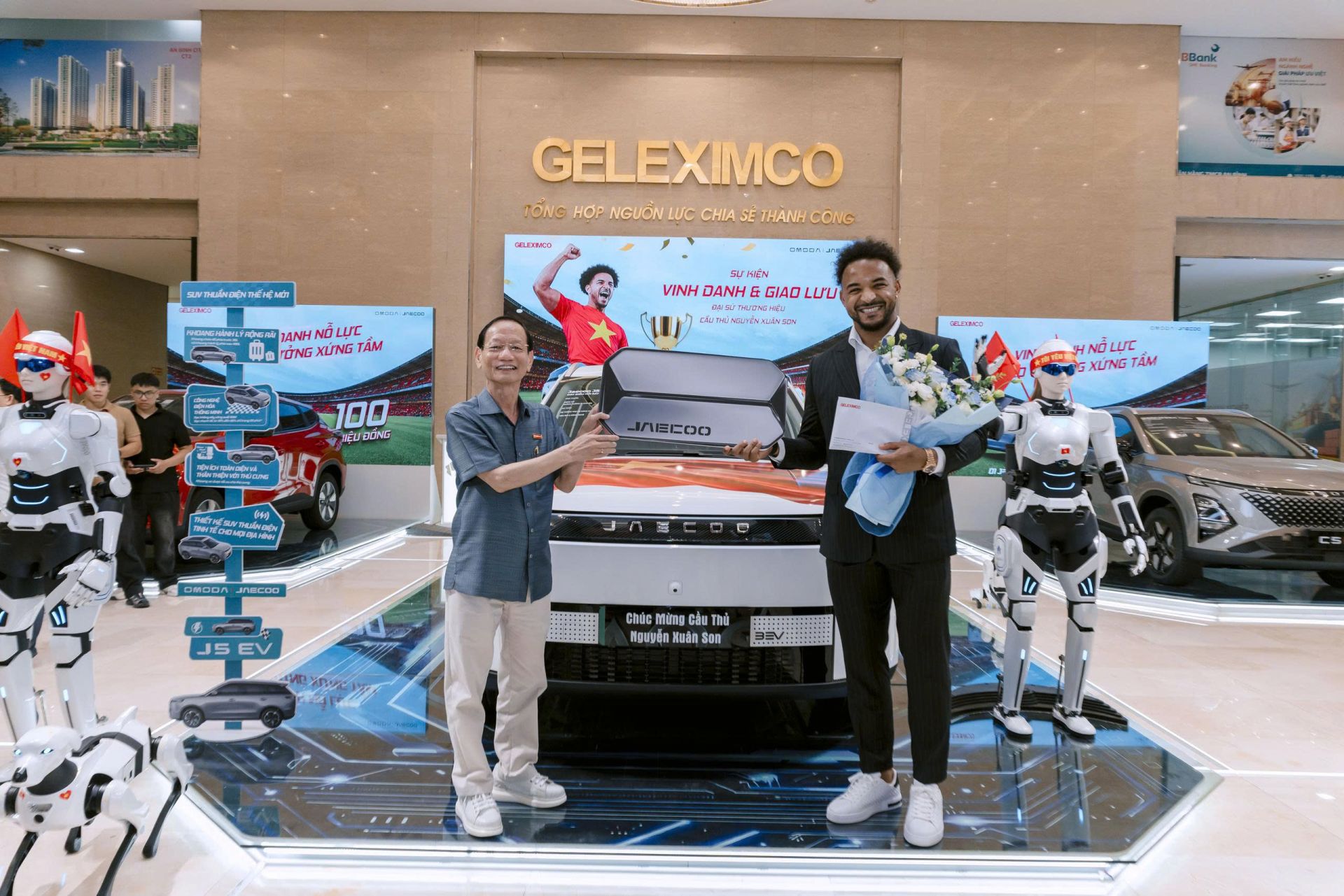 Chủ tịch Hội đồng S&aacute;ng lập Tập đo&agrave;n Geleximco Vũ Văn Tiền trao tặng phần thưởng &nbsp;&nbsp;&nbsp;&nbsp;&nbsp;&nbsp;&nbsp;&nbsp;&nbsp;&nbsp;&nbsp;&nbsp;&nbsp;&nbsp;&nbsp;&nbsp;&nbsp;&nbsp;&nbsp;&nbsp;&nbsp;&nbsp;&nbsp;&nbsp;&nbsp;&nbsp;&nbsp;&nbsp;&nbsp;&nbsp;&nbsp;&nbsp;&nbsp; cho cầu thủ Nguyễn Xu&acirc;n Son.
