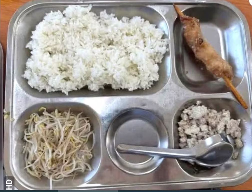 Hình ảnh suất cơm bán trú tại trường Tiểu học Trung Giã do phụ huynh phản ánh. (Ảnh: Mạng xã hội) Hình ảnh suất cơm bán trú tại trường Tiểu học Trung Giã do phụ huynh phản ánh. (Ảnh: Mạng xã hội)