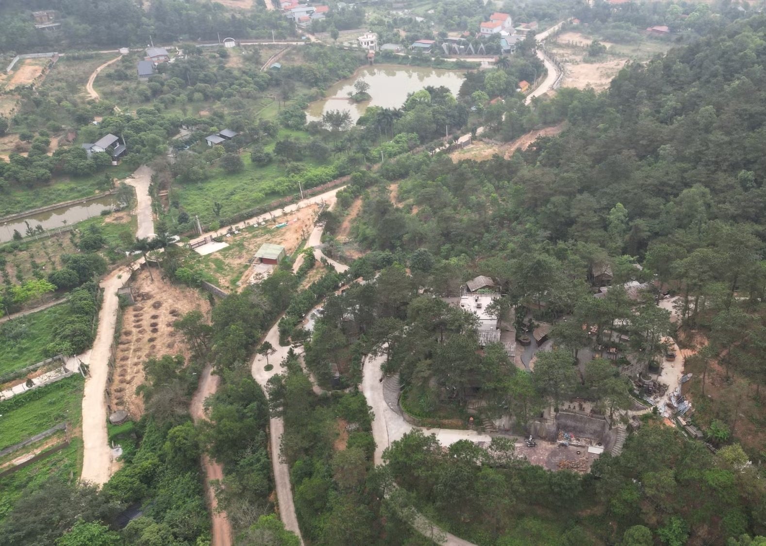 Hoạt động san gạt, đổ b&ecirc;-t&ocirc;ng tr&ecirc;n đất rừng ph&ograve;ng hộ l&agrave;m thay đổi cảnh quan, ph&aacute; vỡ cấu tr&uacute;c tự nhi&ecirc;n của khu vực đồi n&uacute;i.