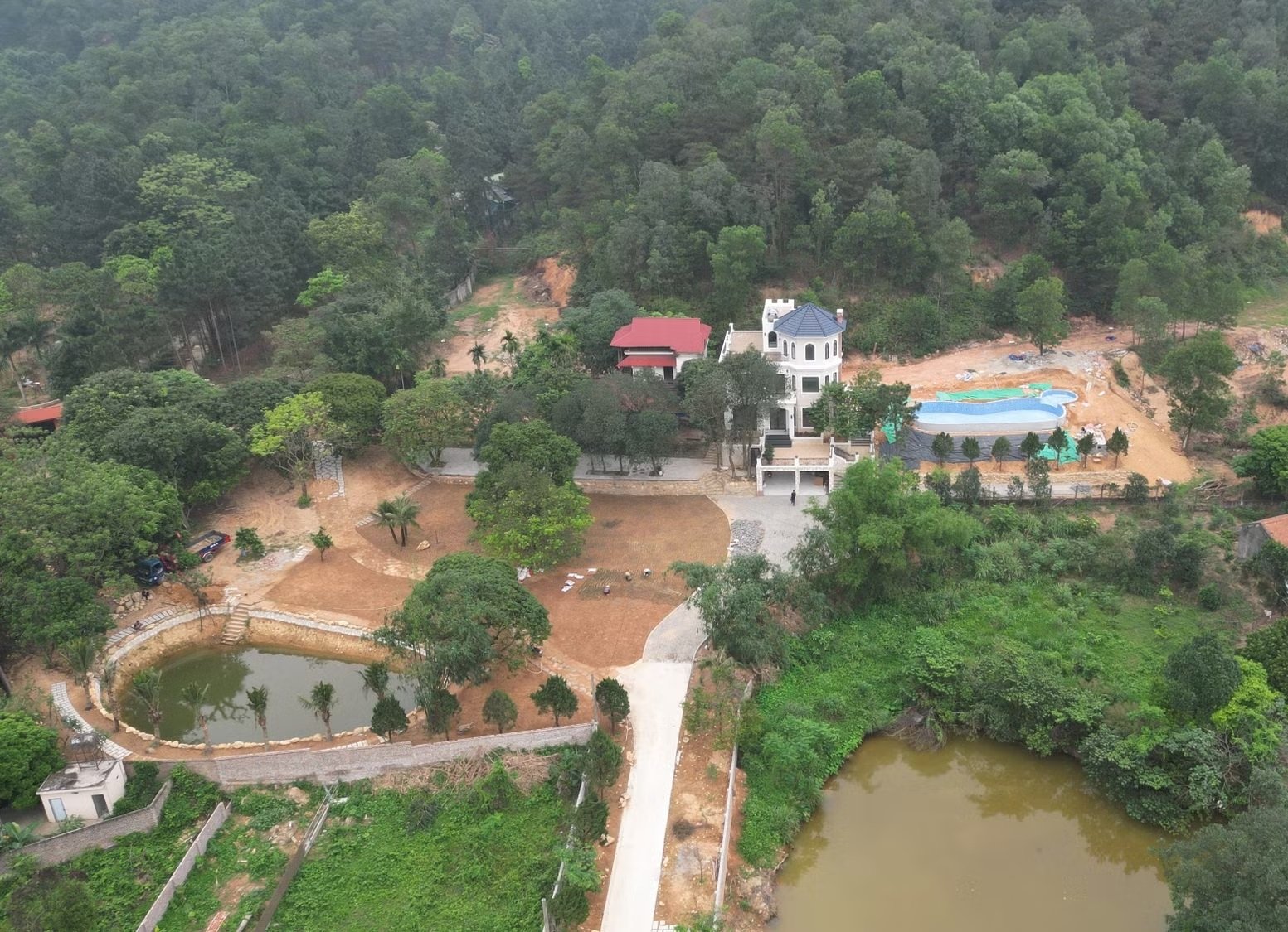 Khu biệt thự lưng tựa n&uacute;i, c&oacute; hạng mục bể bơi,