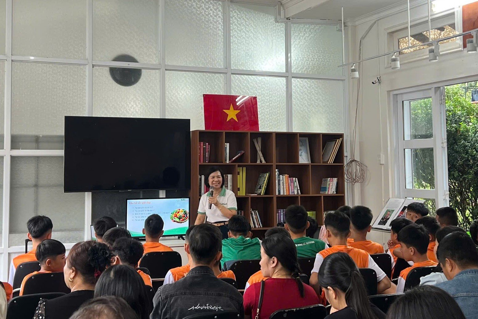 B&aacute;c sĩ Nguyệt chia sẻ, giảng dạy về kiến thức dinh dưỡng chuy&ecirc;n biệt d&agrave;nh cho vận động vi&ecirc;n với c&aacute;c t&acirc;n học vi&ecirc;n v&agrave; phụ huynh