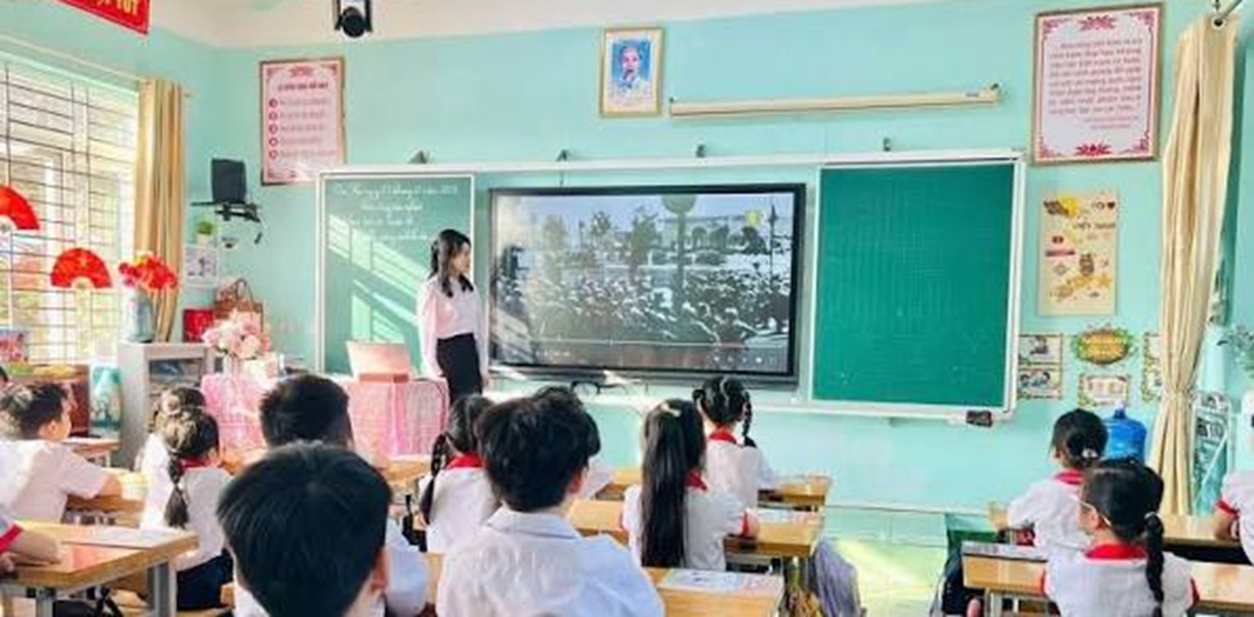 Bộ Nội vụ vừa ban hành văn bản gửi các địa phương nhằm hướng dẫn thống nhất việc giải quyết chế độ, chính sách đối với đội ngũ viên chức quản lý giáo dục khi thực hiện sắp xếp tổ chức bộ máy. Bộ Nội vụ vừa ban hành văn bản gửi các địa phương nhằm hướng dẫn thống nhất việc giải quyết chế độ, chính sách đối với đội ngũ viên chức quản lý giáo dục khi thực hiện sắp xếp tổ chức bộ máy.