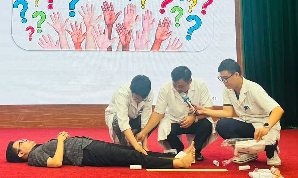 Bác sĩ Bệnh viện Đa khoa Bắc Ninh số 1 hướng dẫn kỹ thuật sơ cứu, băng bó vết thương. Bác sĩ Bệnh viện Đa khoa Bắc Ninh số 1 hướng dẫn kỹ thuật sơ cứu, băng bó vết thương.