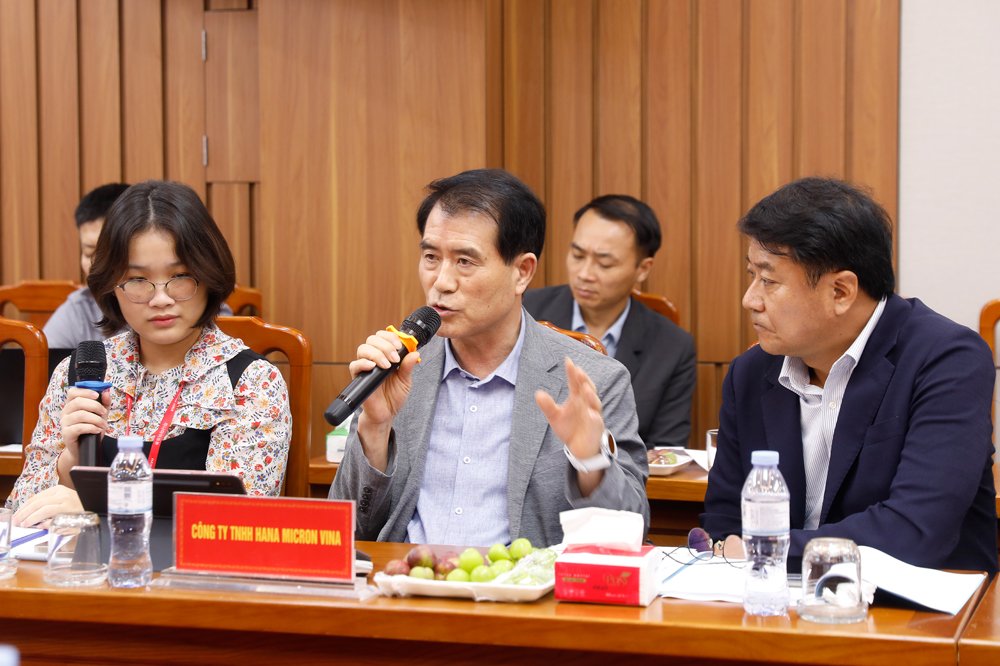 Ông Chung Won Seok, Tổng Giám đốc Công ty trách nhiệm hữu hạn Hana Micron Vina tham gia thảo luận. Ông Chung Won Seok, Tổng Giám đốc Công ty trách nhiệm hữu hạn Hana Micron Vina tham gia thảo luận.