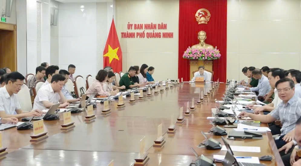 Ông Bùi Văn Khắng, Phó Bí thư Thành ủy, Chủ tịch UBND thành phố, Trưởng ban Tổ chức diễn tập KVPT thành phố Quảng Ninh, chủ trì hội nghị Ông Bùi Văn Khắng, Phó Bí thư Thành ủy, Chủ tịch UBND thành phố, Trưởng ban Tổ chức diễn tập KVPT thành phố Quảng Ninh, chủ trì hội nghị