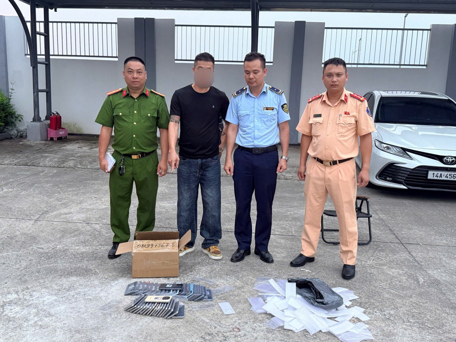 Lái xe cùng tang vật Lái xe cùng tang vật