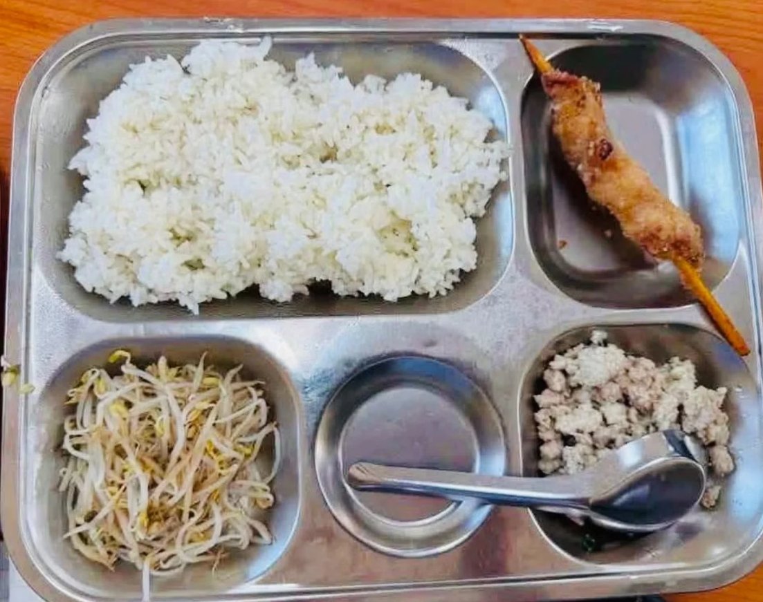 Hình ảnh xuất ăn của học sinh Trường Tiểu học Trung Giã do phụ huynh phản ánh. Ảnh: Chụp màn hình Hình ảnh xuất ăn của học sinh Trường Tiểu học Trung Giã do phụ huynh phản ánh. Ảnh: Chụp màn hình